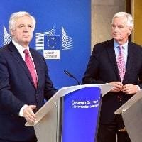 Davis - Barnier - Photo EC Brexit talks kick off in 'positive and constructive tone'
