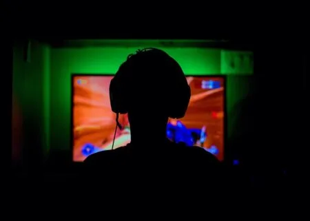 EU mulls stronger protection for consumers online Video gaming teenager - Image-by-Christiana from Pixabay