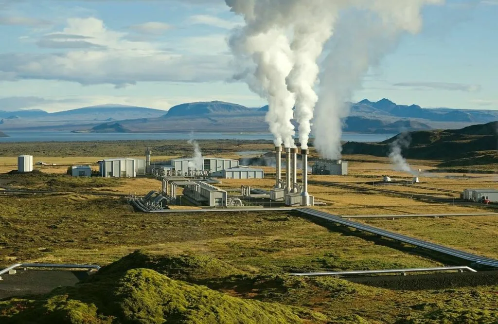 EU awards EUR 400m to European projects to decarbonise heat production Geothermal energy plant - Image by WikiImages from Pixabay