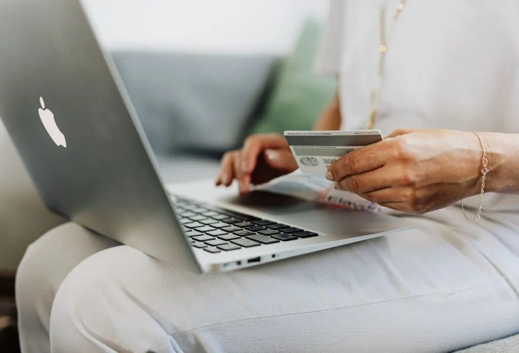 Online shopping - Photo by Photo By Kaboompics on Pexels