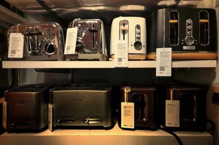 EuroCommerce calls for stronger and smarter enforcement of Consumer Protection Law Electronics shop - Photo by Zoshua Colah on Unsplash
