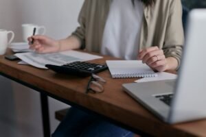 Business reporting - Photo by Mikhail Nilov on Pexels