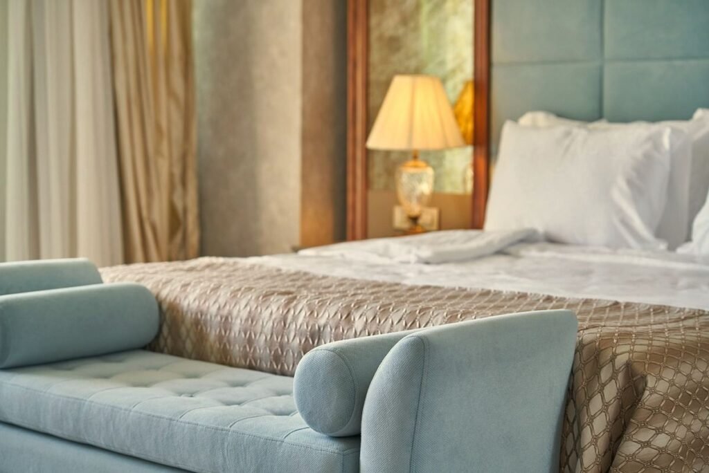 Hotel room - Image by Engin Akyurt from Pixabay