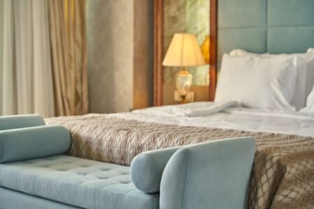 Hotel room - Image by Engin Akyurt from Pixabay
