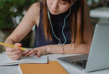 College student - Photo Photo by Zen Chung on Pexels