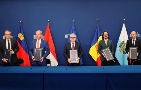 EU strengthens tax cooperation with Switzerland Tax cooperation signing - Photo © European Union 2016