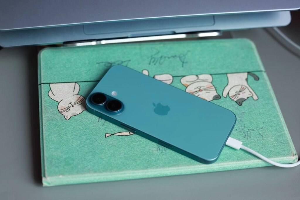 Phone charger - Photo by Andy Lee on Pexels