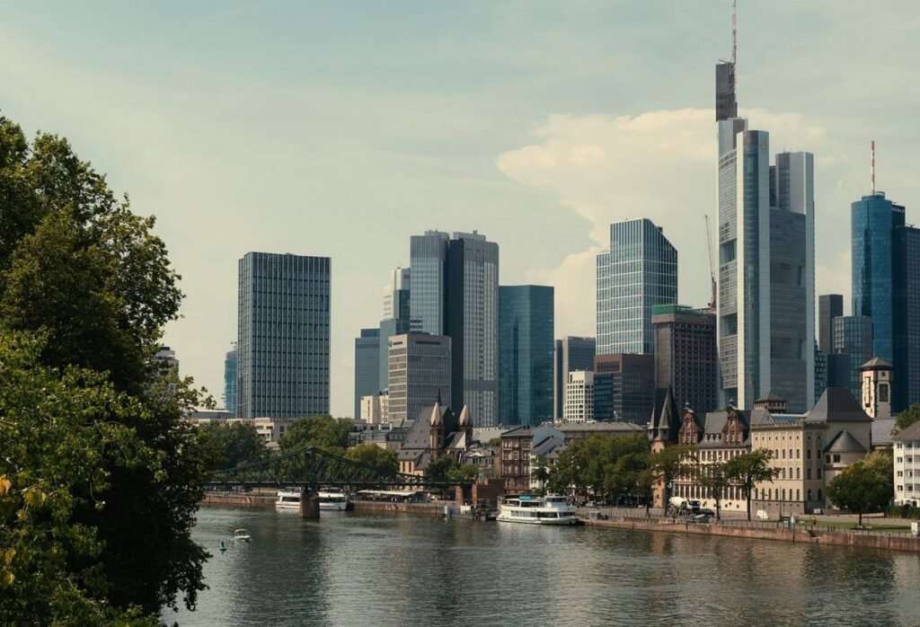Business finance Frankfurt - Image by Kai Pilger from Pixabay
