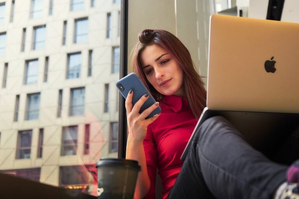 Woman with phone - Image by Edwin Vega from Pixabay