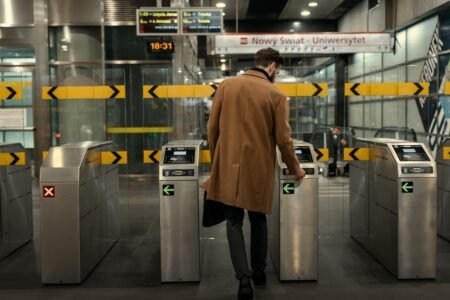 Entry exit system - Warsaw - Photo by MART PRODUCTION on Pexels