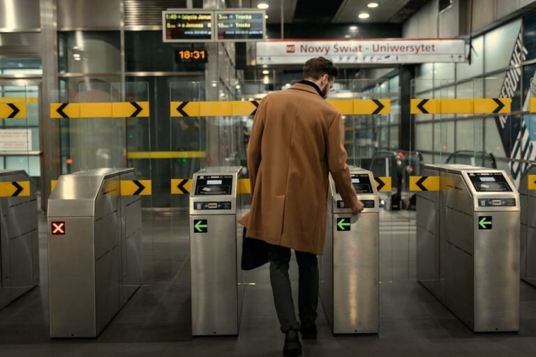 EU’s Entry/Exit System fully operational at Schengen borders Entry exit system - Warsaw - Photo by MART PRODUCTION on Pexels